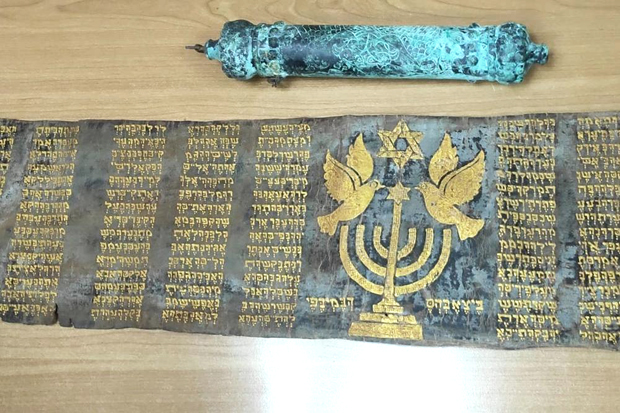 Рекли су да немају шта да пријаве, али су цариници прегледали фолксваген турано немачких таблица и шокирали се! На граничном прелазу Градина спречен шверц свете јеврејске књиге